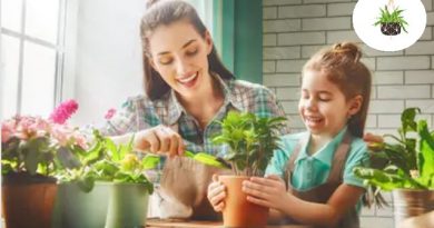 mom-kid-planting